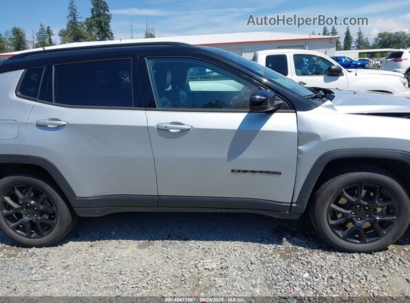 3C4NJDBNXRT156971 2024 JEEP COMPASS Silver Вид задньої частини салону