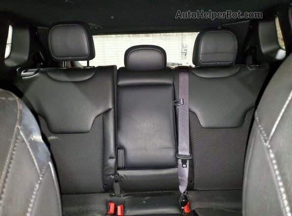 3C4NJDBNXRT593630 2024 JEEP COMPASS Бордовый Вид задних сидений
