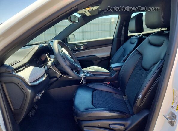 3C4NJDBNXST619150 2025 JEEP COMPASS White Front interior view