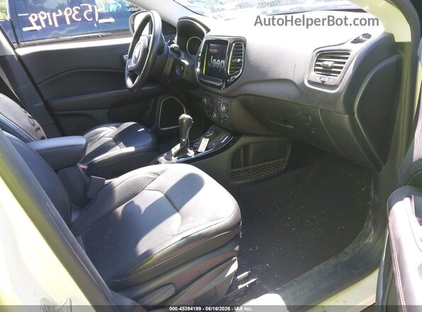 3C4NJDCB0JT238412 2018 JEEP COMPASS Белый Вид салона спереди