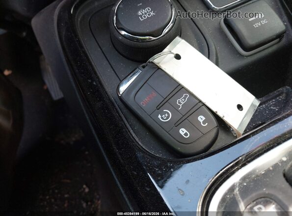 3C4NJDCB0JT238412 2018 JEEP COMPASS Белый Вид панели приборов