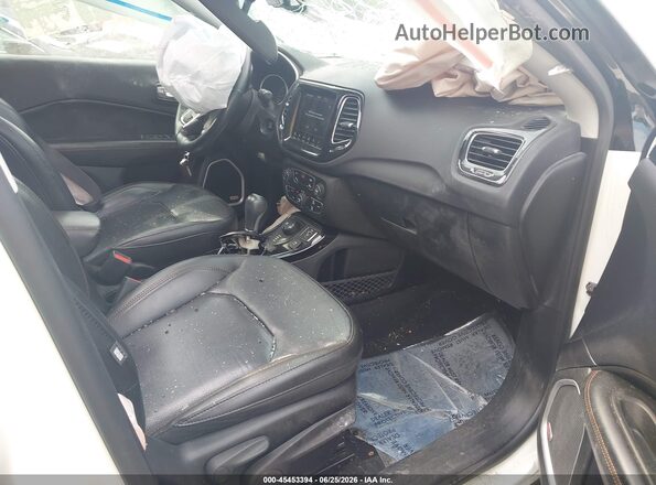 3C4NJDCB0JT245702 2018 JEEP COMPASS White Widok wnętrza z przodu