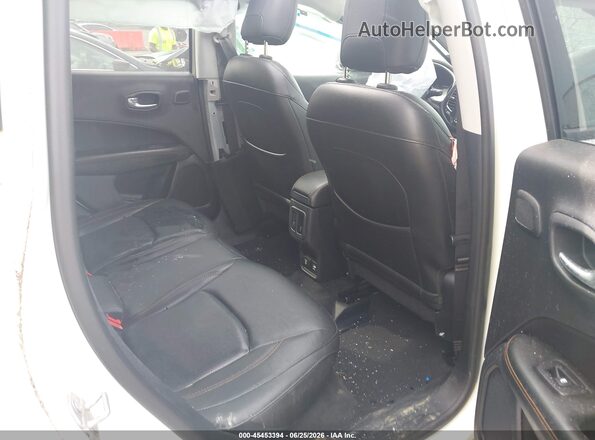 3C4NJDCB0JT245702 2018 JEEP COMPASS White Widok naklejki z numerem VIN