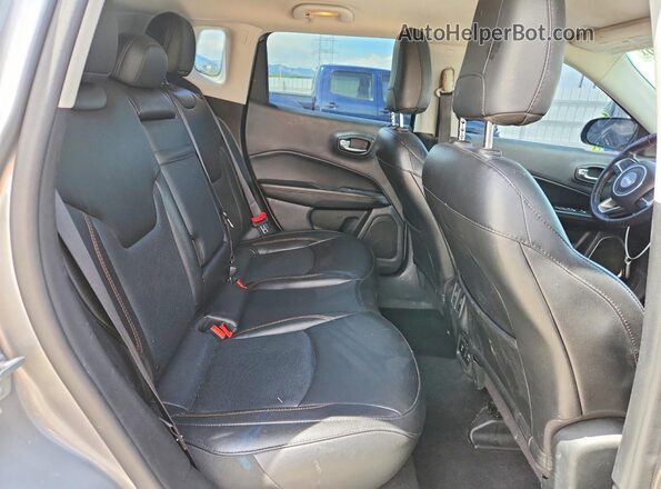 3C4NJDCB0KT854208 2019 JEEP COMPASS Silver უკანა სალონის ხედი