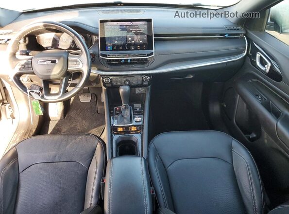 3C4NJDCB0NT235855 2022 JEEP COMPASS Серебряный Вид панели приборов