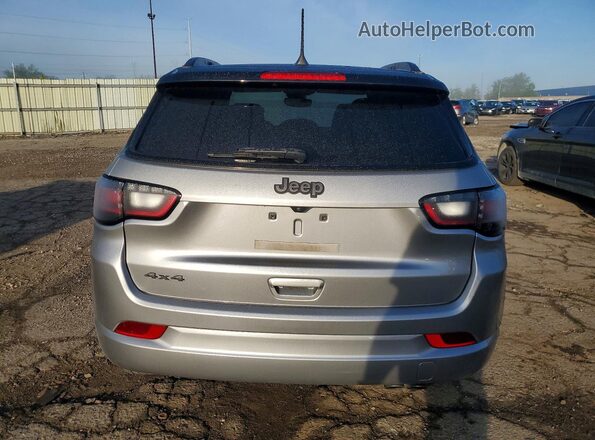 3C4NJDCB0NT235855 2022 JEEP COMPASS Серебряный Вид сзади