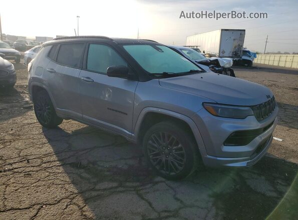 3C4NJDCB0NT235855 2022 JEEP COMPASS Серебряный Передняя правая четверть