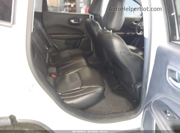 3C4NJDCB1JT209615 2018 JEEP COMPASS White VIN კოდის სტიკერის ხედი