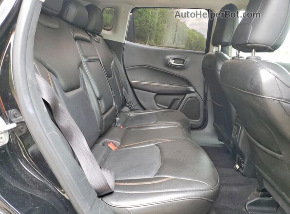 3C4NJDCB1JT341225 2018 JEEP COMPASS Black Вид задньої частини салону