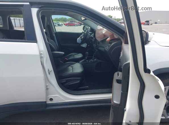 3C4NJDCB1KT733624 2019 JEEP COMPASS White წინა სალონის ხედი