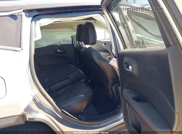 3C4NJDCB1KT767627 2019 JEEP COMPASS Silver VIN կոդի պիտակի տեսք