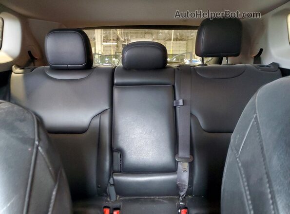 3C4NJDCB1NT227733 2022 JEEP COMPASS Silver Widok tylnych siedzeń