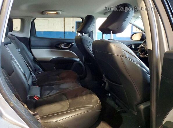 3C4NJDCB1NT227733 2022 JEEP COMPASS Silver Widok wnętrza z tyłu