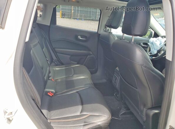 3C4NJDCB2JT478870 2018 JEEP COMPASS Белый 
