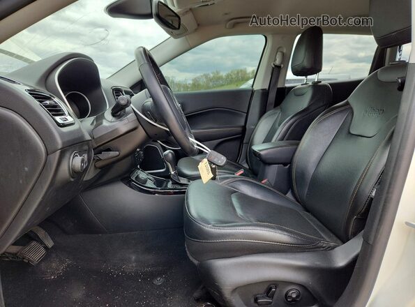 3C4NJDCB2KT712085 2019 JEEP COMPASS Белый Вид салона спереди