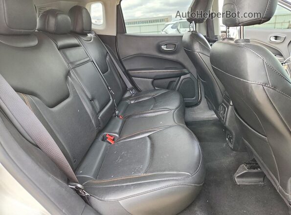 3C4NJDCB2KT712085 2019 JEEP COMPASS Белый Вид задних сидений