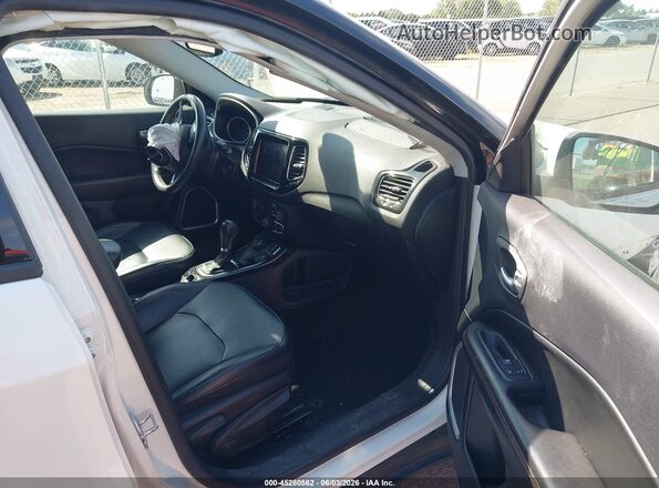 3C4NJDCB2KT748360 2019 JEEP COMPASS White Vista interior delantera