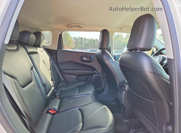 3C4NJDCB2LT239130 2020 JEEP COMPASS White Вид задньої частини салону
