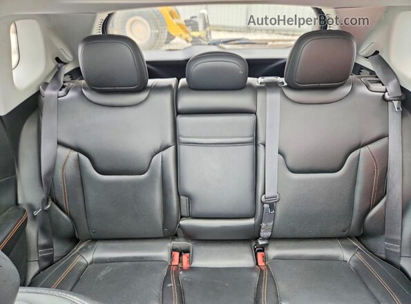 3C4NJDCB4JT396901 2018 JEEP COMPASS Green Հետևի նստատեղերի տեսք