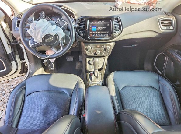 3C4NJDCB4KT761367 2019 JEEP COMPASS White Առջևի վահանակի տեսք