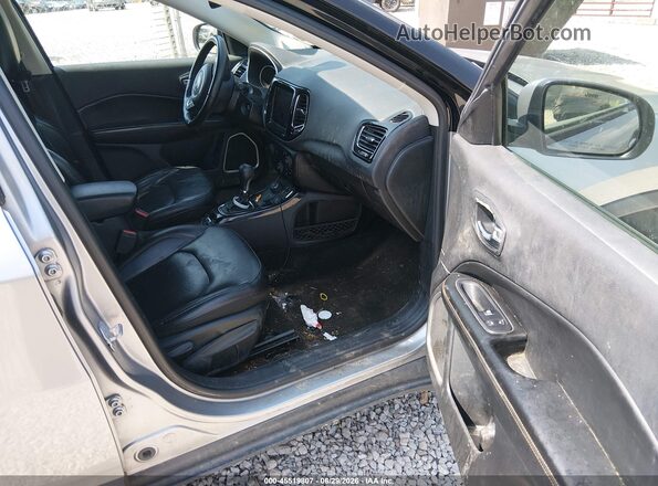 3C4NJDCB6JT484266 2018 JEEP COMPASS Silver Вид салону спереду