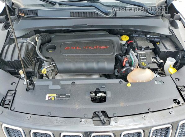 3C4NJDCB7JT177415 2018 JEEP COMPASS Silver 