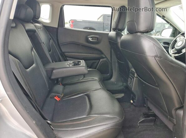 3C4NJDCB7JT177415 2018 JEEP COMPASS Silver 
