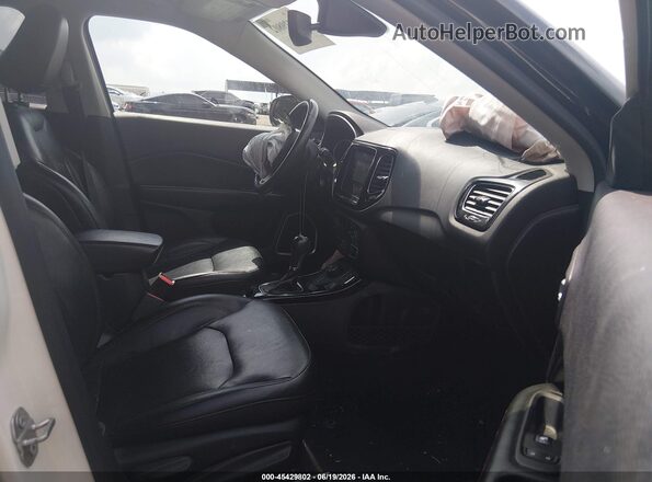 3C4NJDCB7JT442589 2018 JEEP COMPASS Белый Вид салона спереди