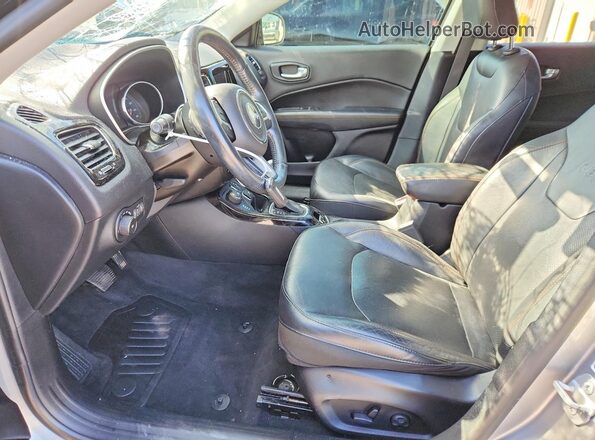 3C4NJDCB8JT190478 2018 JEEP COMPASS Silver Widok wnętrza z przodu