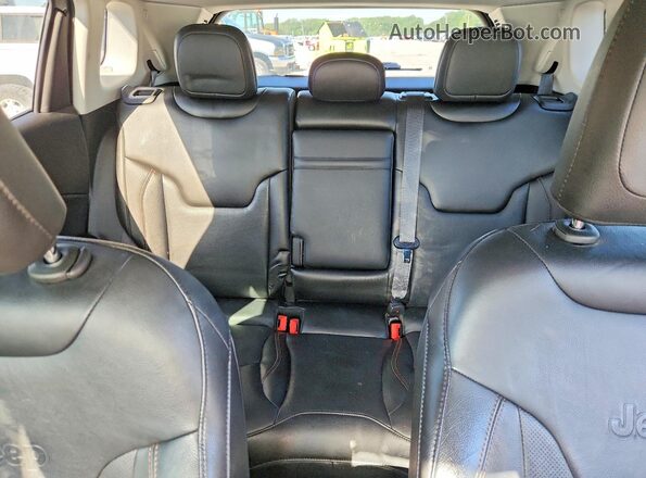 3C4NJDCB8JT190478 2018 JEEP COMPASS Silver Widok tylnych siedzeń