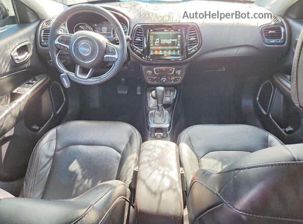 3C4NJDCB8JT190478 2018 JEEP COMPASS Silver Widok deski rozdzielczej