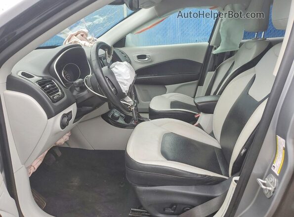 3C4NJDCB8JT270024 2018 JEEP COMPASS Silver Вид салону спереду