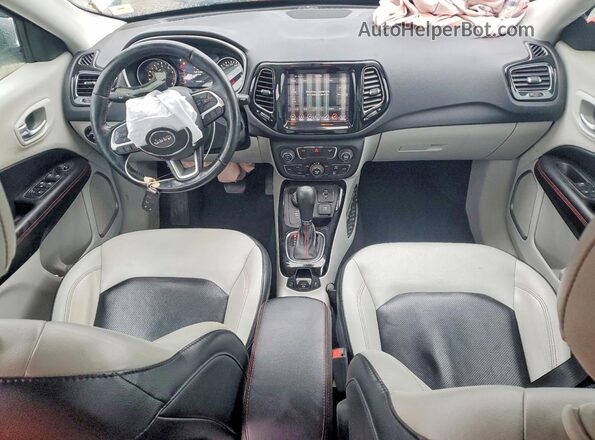 3C4NJDCB8JT270024 2018 JEEP COMPASS Silver Вид панелі приладів