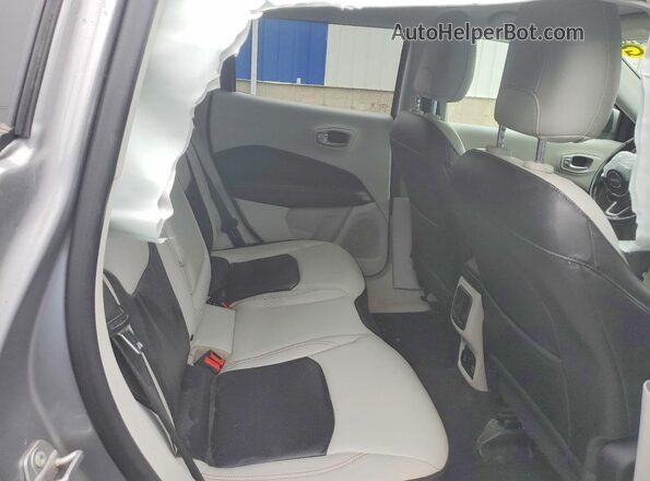 3C4NJDCB8JT270024 2018 JEEP COMPASS Silver Вид задньої частини салону