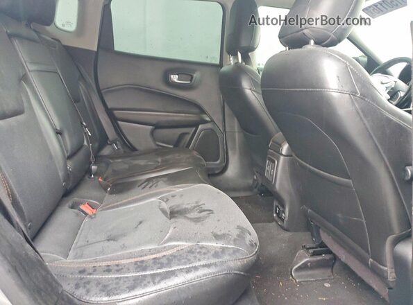 3C4NJDCB8JT422965 2018 JEEP COMPASS Gray Rear seats view