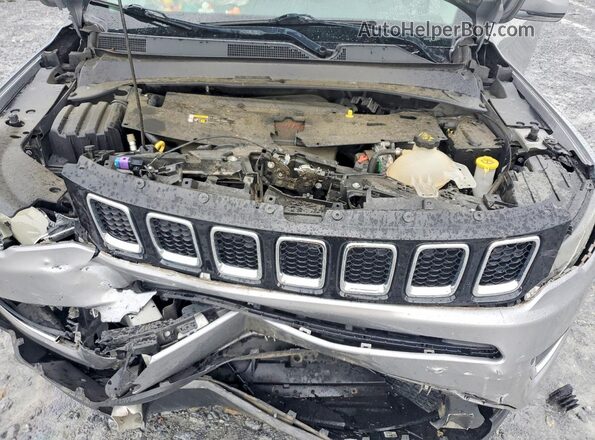 3C4NJDCB8JT422965 2018 JEEP COMPASS Gray Rear interior view