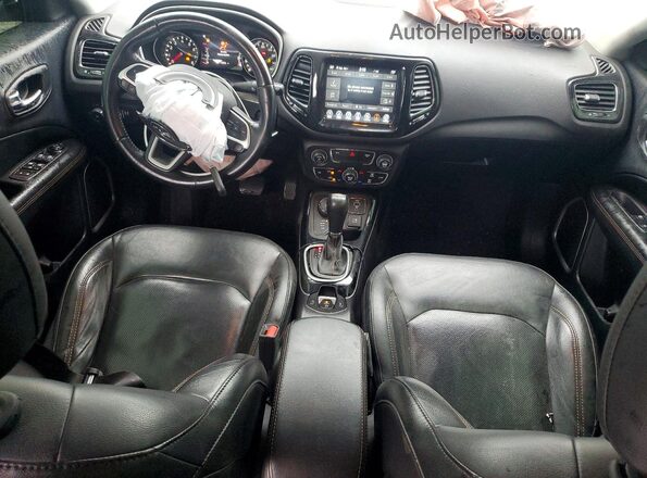 3C4NJDCB8JT422965 2018 JEEP COMPASS Gray Dashboard view