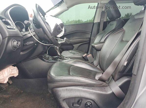 3C4NJDCB8JT422965 2018 JEEP COMPASS Gray Front interior view
