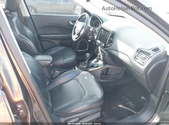3C4NJDCB8KT747648 2019 JEEP COMPASS Серый Вид салона спереди