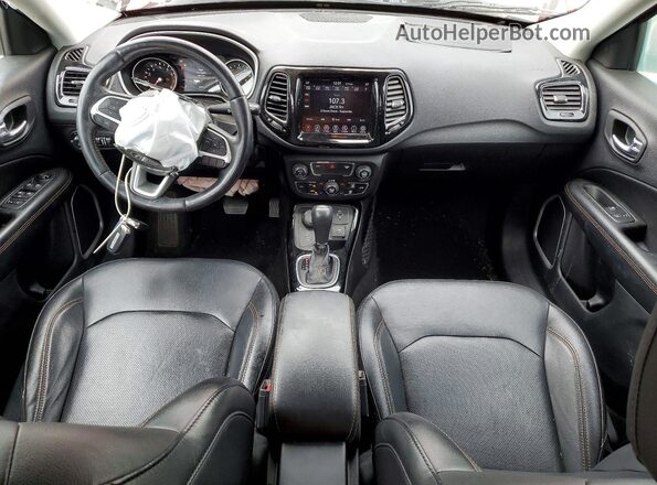 3C4NJDCB9LT163941 2020 JEEP COMPASS Красный Вид панели приборов
