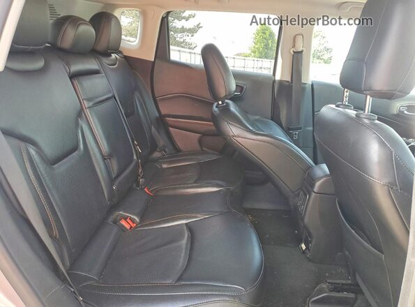 3C4NJDCBXKT601929 2019 JEEP COMPASS Серебряный Вид задней части салона