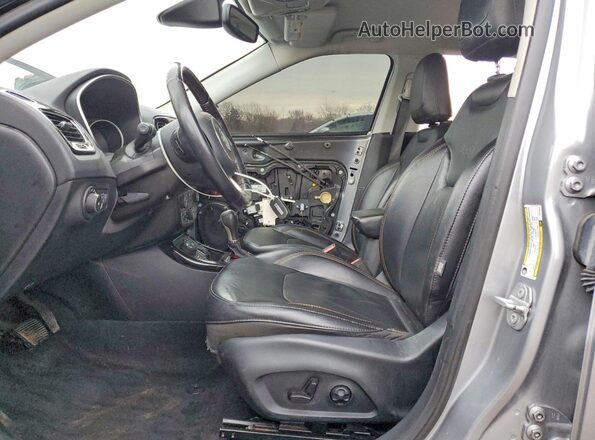 3C4NJDCBXKT673312 2019 JEEP COMPASS Серебряный Вид салона спереди