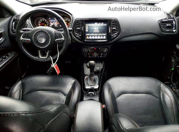 3C4NJDCBXKT673312 2019 JEEP COMPASS Серебряный Вид панели приборов