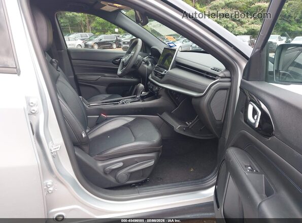 3C4NJDCN0TT184168 2026 JEEP COMPASS Silver Սալոնի դիմացի տեսք