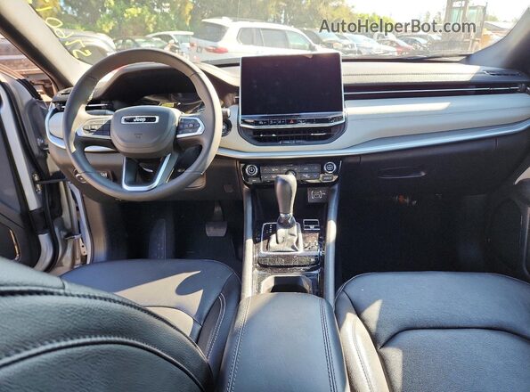 3C4NJDCN6ST525393 2025 JEEP COMPASS Silver Widok deski rozdzielczej