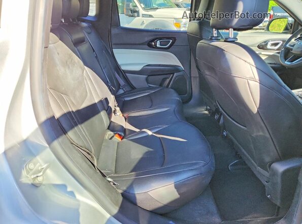 3C4NJDCN6ST525393 2025 JEEP COMPASS Silver Widok wnętrza z tyłu