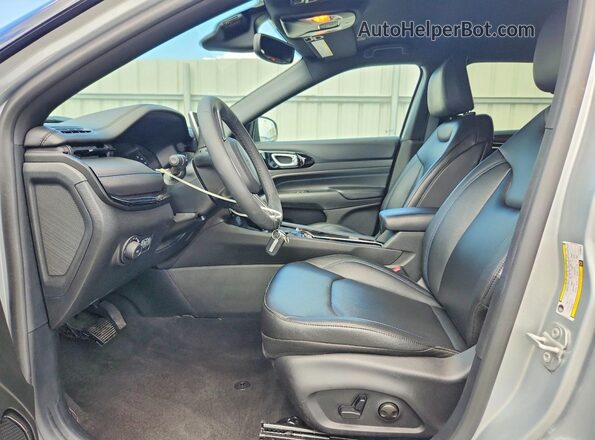 3C4NJDCN6TT188516 2026 JEEP COMPASS Silver წინა სალონის ხედი