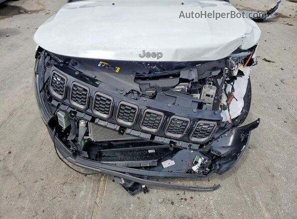3C4NJDCN6TT202639 2026 JEEP COMPASS White Vista del compartimento del motor