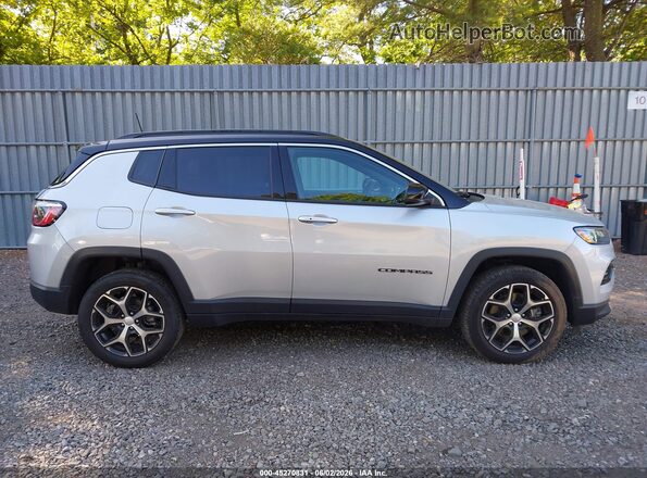 3C4NJDCN9RT125693 2024 JEEP COMPASS Silver Вид задньої частини салону