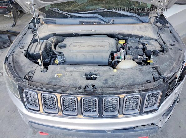 3C4NJDDB0HT633554 2017 JEEP COMPASS Gray Vista del compartimento del motor